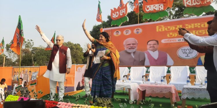 চড়িলামের বিজয় সংকল্প জনসভায় উপ-মুখ্যমন্ত্রীর সাথে উপস্থিত কলকাতার সাংসদ লকেট চ্যাটার্জী।