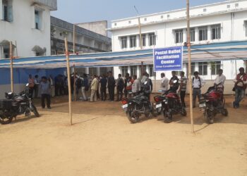 বিশালগড় মহকুমায় নির্বাচনী কাজে নিযুক্ত কর্মচারীদের পোস্টাল ব্যালটে ভোট গ্রহণ প্রক্রিয়া চলছে অফিসটিলা দ্বাদশ শ্রেণী বিদ্যালয়ে।