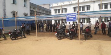 বিশালগড় মহকুমায় নির্বাচনী কাজে নিযুক্ত কর্মচারীদের পোস্টাল ব্যালটে ভোট গ্রহণ প্রক্রিয়া চলছে অফিসটিলা দ্বাদশ শ্রেণী বিদ্যালয়ে।