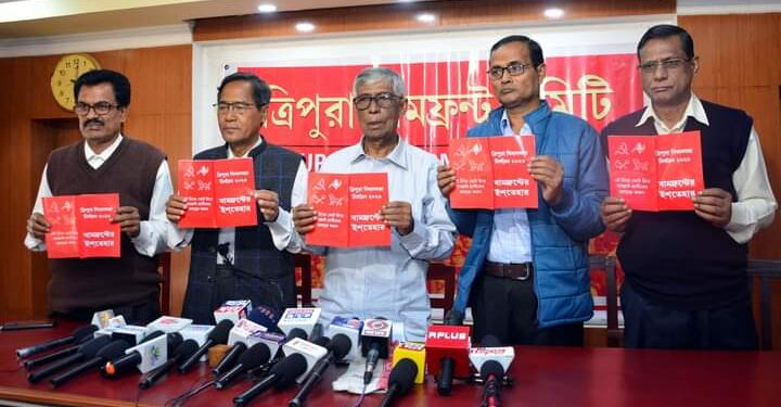 শুক্রবার মেলার মাঠের সিপিএম সদর দপ্তরে ইশতেহার প্রকাশ করেন বামফ্রন্ট আহ্বায়ক  নারায়ণ কর,সিপিএম রাজ্য সম্পাদক জিতেন্দ্র চৌধুরীসহ অন্যরা।