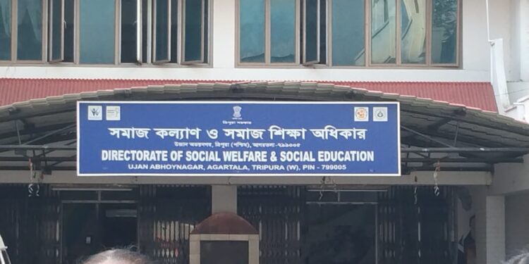 বেতন বৃদ্ধি,বিল প্রদানসহ বেশ কিছু ক্ষেত্রে  অভিযোগ নিয়ে শুক্রবার সমাজকল্যাণ ও সমাজ শিক্ষা দপ্তরে বিক্ষোভ দেখায় অঙ্গনওয়াড়ি কর্মীরা।তাদের বক্তব্য, সরকারের ঘোষণা মত তাদের বেতন বৃদ্ধি হয়নি।অনেক ক্ষেত্রেই রয়েছে ধোঁয়াশা।সুজি,ডিম সহ সামগ্রী কেনার টাকাও কয়েক মাস ধরে মিলছে না বলে জানান বি.জে.এম.এস সংগঠনভুক্ত নেত্রীরা।