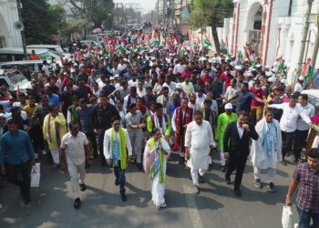 ভোটের পদযাত্রায় মমতা