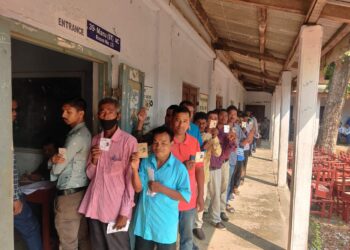 সরকারি কর্মচারীদের ভোট গ্রহণ শুরু