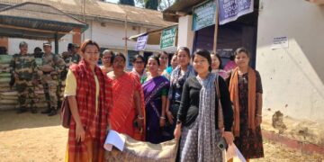 নারী শক্তি রাজ্যের এয়োদশ নির্বাচনে। মঙ্গলবার তোলা ছবি।