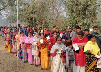 বিশালগড় বিধানসভা কেন্দ্রের একটি ভোট কেন্দ্রে সকাল থেকেই ভোটারদের দীর্ঘ লাইন।