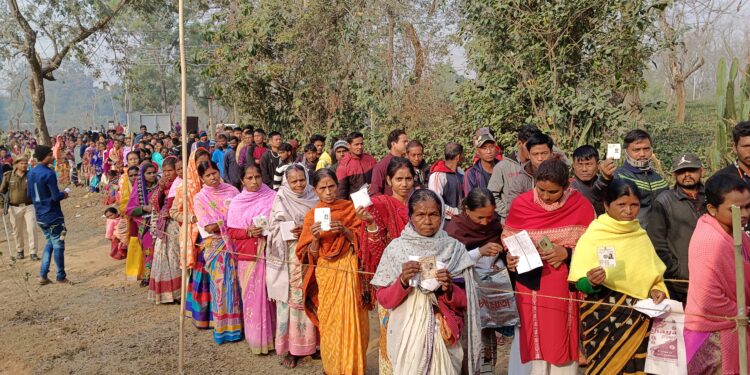 বিশালগড় বিধানসভা কেন্দ্রের একটি ভোট কেন্দ্রে সকাল থেকেই ভোটারদের দীর্ঘ লাইন।