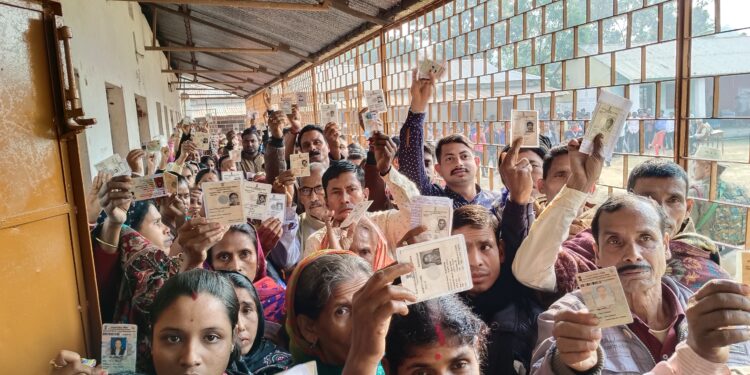 বিশালগড় বিধানসভার ২২ নম্বর বুথে ইভিএম গোলযোগের কারণে লম্বা লাইন পড়ল ভোটারদের।