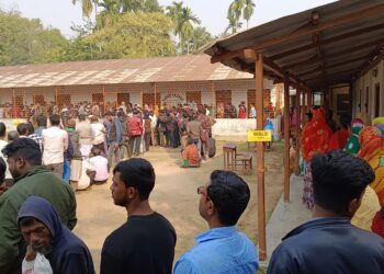 বিশালগড় বিধানসভার ২২ নম্বর বুথে ইভিএম গোলযোগের কারণে লম্বা লাইন পড়ল ভোটারদের।