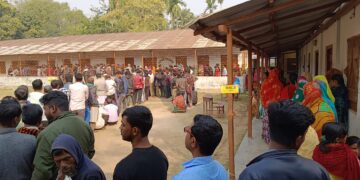 বিশালগড় বিধানসভার ২২ নম্বর বুথে ইভিএম গোলযোগের কারণে লম্বা লাইন পড়ল ভোটারদের।