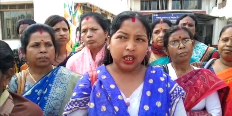 বেতন বৃদ্ধি,বিল প্রদানসহ বেশ কিছু ক্ষেত্রে  অভিযোগ নিয়ে শুক্রবার সমাজকল্যাণ ও সমাজ শিক্ষা দপ্তরে বিক্ষোভ দেখায় অঙ্গনওয়াড়ি কর্মীরা।তাদের বক্তব্য, সরকারের ঘোষণা মত তাদের বেতন বৃদ্ধি হয়নি।অনেক ক্ষেত্রেই রয়েছে ধোঁয়াশা।সুজি,ডিম সহ সামগ্রী কেনার টাকাও কয়েক মাস ধরে মিলছে না বলে জানান বি.জে.এম.এস সংগঠনভুক্ত নেত্রীরা।