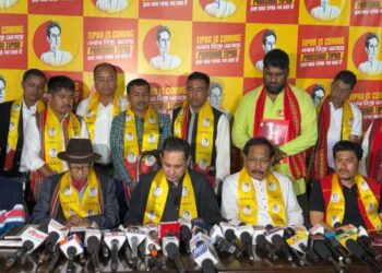 রাজবাড়ীর অন্দরে নির্বাচনী ইশতেহার প্রকাশ করছেন তিপরামথা দলের সুপ্রিমো প্রদ্যুৎ কিশোর দেববর্মন।