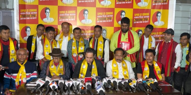 রাজবাড়ীর অন্দরে নির্বাচনী ইশতেহার প্রকাশ করছেন তিপরামথা দলের সুপ্রিমো প্রদ্যুৎ কিশোর দেববর্মন।