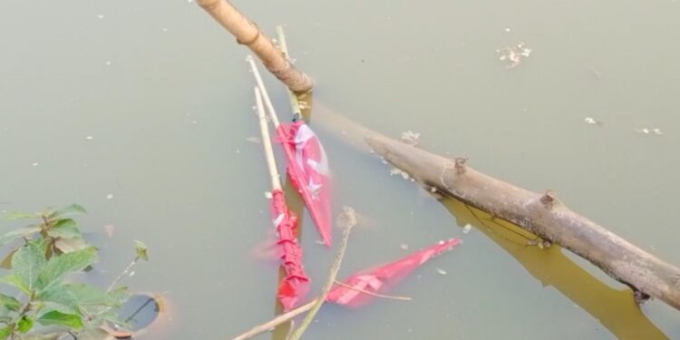 বিশ্রামগঞ্জ জোড়াপুকুর এলাকায় বিরোধীদের দলীয় প্রচারসজ্জা নষ্ট করে দেয় দুষ্কৃতীরা।