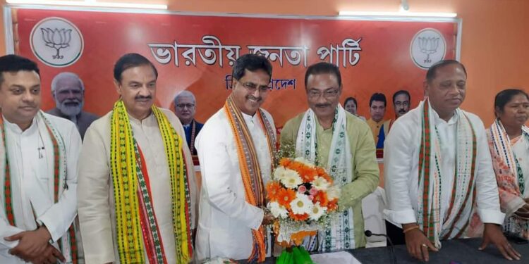 সোমবার রাজ্যের পরিষদীয় দলের নেতা নির্বাচিত হন প্রফেসর ডা:মানিক সাহা।