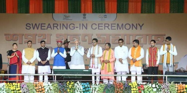 রাজ্যে দ্বিতীয়বারের শপথ গ্রহণ অনুষ্ঠানে উপস্থিত প্রধানমন্ত্রী সহ অন্যান্যরা।