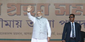 রাজ্যে দ্বিতীয়বারের শপথ গ্রহণ অনুষ্ঠানে উপস্থিত প্রধানমন্ত্রী সহ অন্যান্যরা।