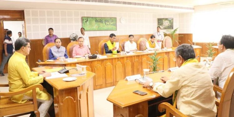 শপথ গ্রহণের পর রাজ্যর মন্ত্রী পরিষদের প্রথম বৈঠক অনুষ্ঠিত হয় বৃহস্পতিবার।