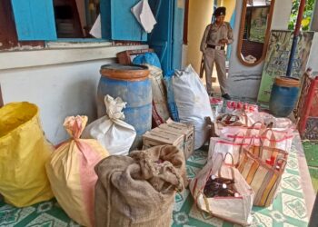 বিপুল পরিমাণ নেশা সামগ্রী সহ বাংলাদেশি টাকা আটক।