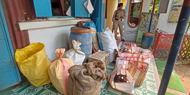 বিপুল পরিমাণ নেশা সামগ্রী সহ বাংলাদেশি টাকা আটক।