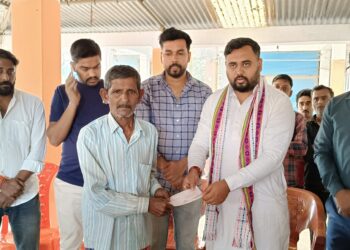 ক্ষতিগ্রস্থ দোকানিদের পাশে বিশালগড়ের নব নির্বাচিত বিধায়ক।