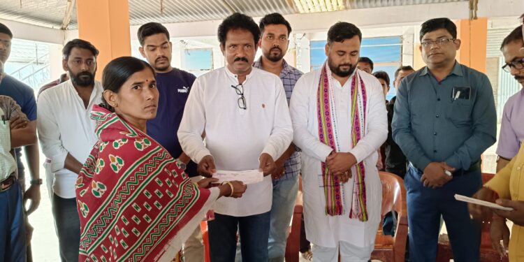 ক্ষতিগ্রস্থ দোকানিদের পাশে বিশালগড়ের নব নির্বাচিত বিধায়ক।