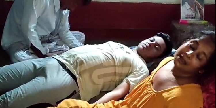 ফাঁসিতে আত্মঘাতী এক যুবক।