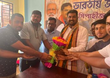 নবনিযুক্ত চেয়ারম্যানকে সংবর্ধনা জ্ঞাপন।