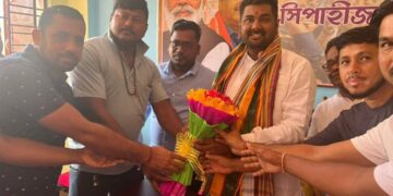 নবনিযুক্ত চেয়ারম্যানকে সংবর্ধনা জ্ঞাপন।