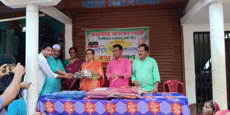 বিধায়কের হাতে দুঃস্থদের মধ্যে বস্ত্রদান।
