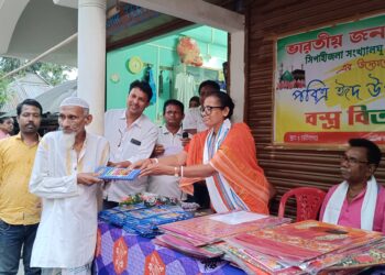 বিধায়কের হাতে দুঃস্থদের মধ্যে বস্ত্রদান।