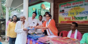 বিধায়কের হাতে দুঃস্থদের মধ্যে বস্ত্রদান।