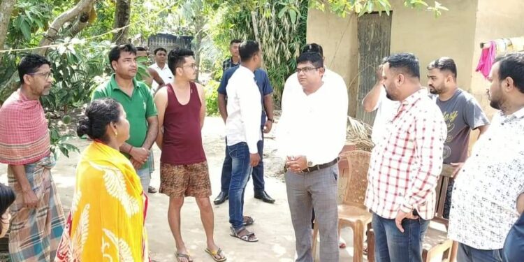 ক্ষতিগ্রস্ত পরিবারের পাশে বিধায়ক