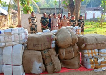 বাংলাদেশ পাচারের সময় ৬ লক্ষ টাকার শাড়ি আটক