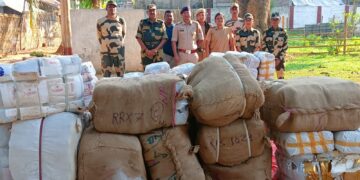 বাংলাদেশ পাচারের সময় ৬ লক্ষ টাকার শাড়ি আটক