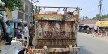 অবৈধ গাড়ি ভর্তি গরু আটক বিশালগড়ে