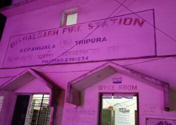 বিশালগড় ফায়ার সার্ভিসের গাড়ি দিয়ে যাত্রী পরিবহন