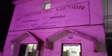 বিশালগড় ফায়ার সার্ভিসের গাড়ি দিয়ে যাত্রী পরিবহন