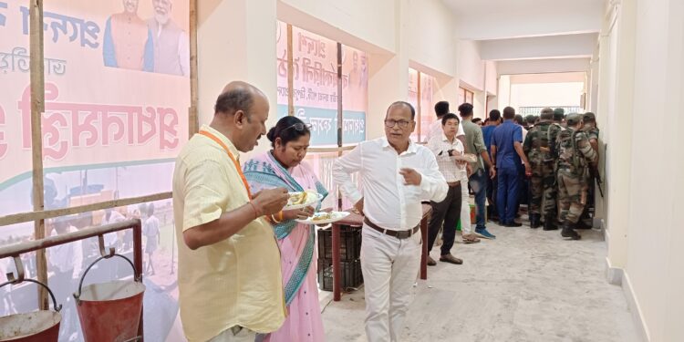 আরম্ভরতাকে দূরে ঠেলে সাধারণ কার্যকর্তাদের সাথে প্রাতরাশ গ্রহণ