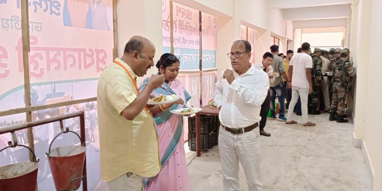 আরম্ভরতাকে দূরে ঠেলে সাধারণ কার্যকর্তাদের সাথে প্রাতরাশ গ্রহণ