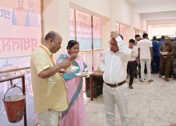 আরম্ভরতাকে দূরে ঠেলে সাধারণ কার্যকর্তাদের সাথে প্রাতরাশ গ্রহণ