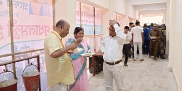 আরম্ভরতাকে দূরে ঠেলে সাধারণ কার্যকর্তাদের সাথে প্রাতরাশ গ্রহণ