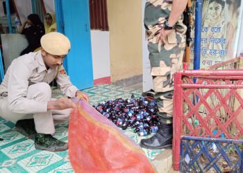 বিএসএফের হাতে আটক নেশা সামগ্রী