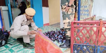 বিএসএফের হাতে আটক নেশা সামগ্রী