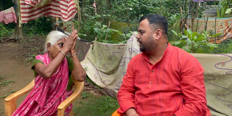 হতদরিদ্র বিধবার পাশে বিধায়ক