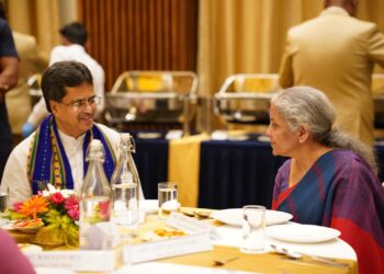 নৈশ ভোজে মুখ্যমন্ত্রী ও কেন্দ্রীয় অর্থমন্ত্রী