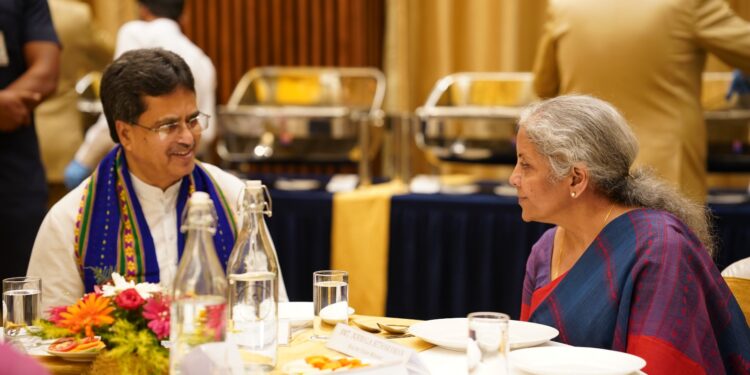 নৈশ ভোজে মুখ্যমন্ত্রী ও কেন্দ্রীয় অর্থমন্ত্রী