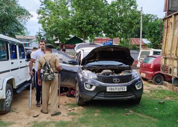 সন্দেহজনক একটি দামি গাড়িতে তল্লাশি চালিয়ে লক্ষাধিক টাকা উদ্ধার