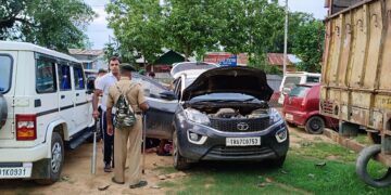 সন্দেহজনক একটি দামি গাড়িতে তল্লাশি চালিয়ে লক্ষাধিক টাকা উদ্ধার