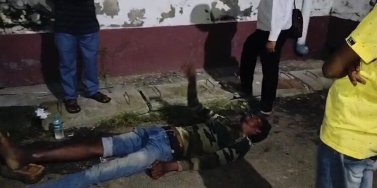 রোগীর ঠাঁই হল হাসপাতালের বাইরে মেঝেঁতে