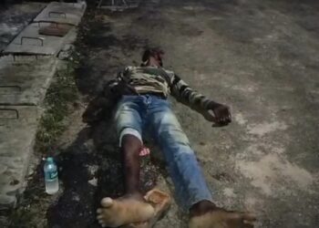 রোগীর ঠাঁই হল হাসপাতালের বাইরে মেঝেঁতে